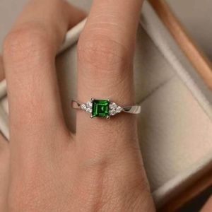 New Elegant 925 Silver Emerald Cut Emerald Ring